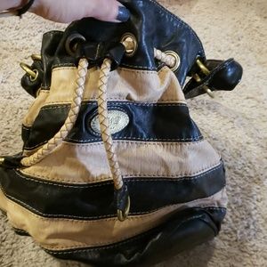 Cylinder purse with cinches